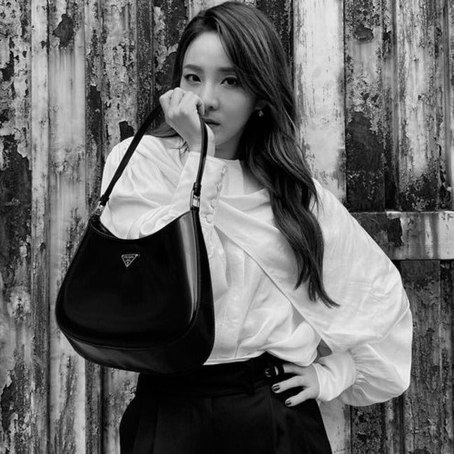 프라다 클레오 브러시드 가죽 숄더백 블랙 (산다라박, 화사, 기은세 착용) · 김** 고객님